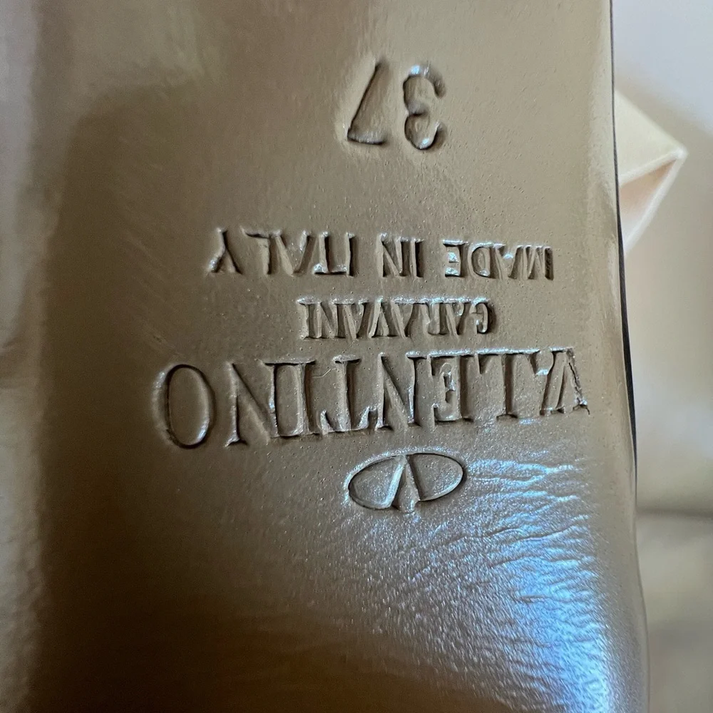 VALENTINO GARAVANI STUDDED BOW PLATFORM PUMPS - Picture 12 of 12